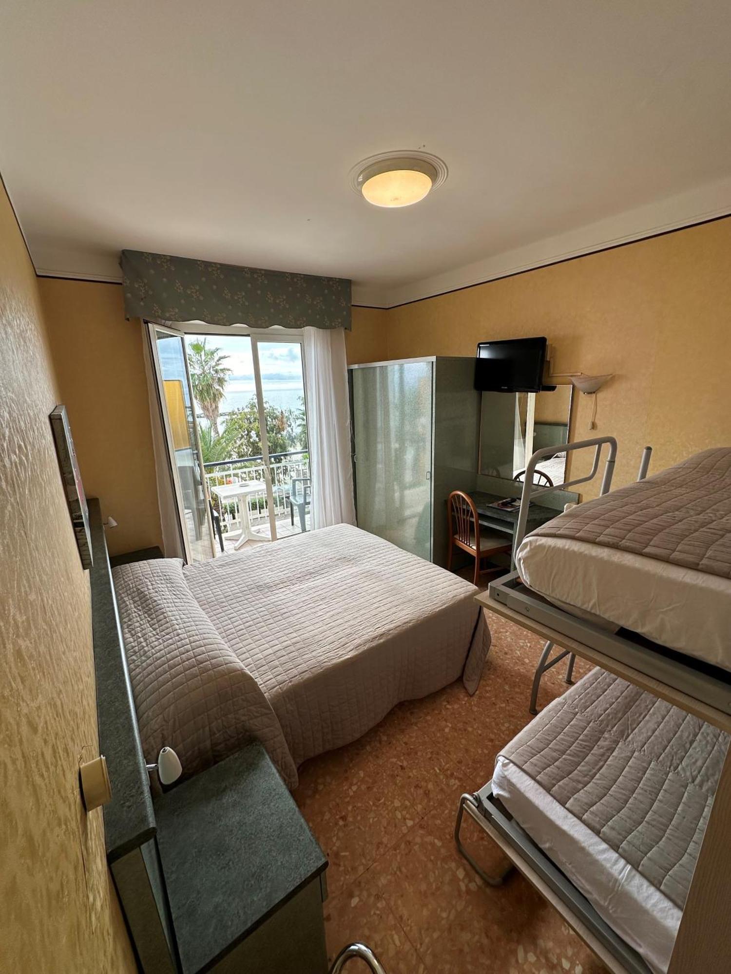 Hotel Svizzera Арма ди Таджия Екстериор снимка