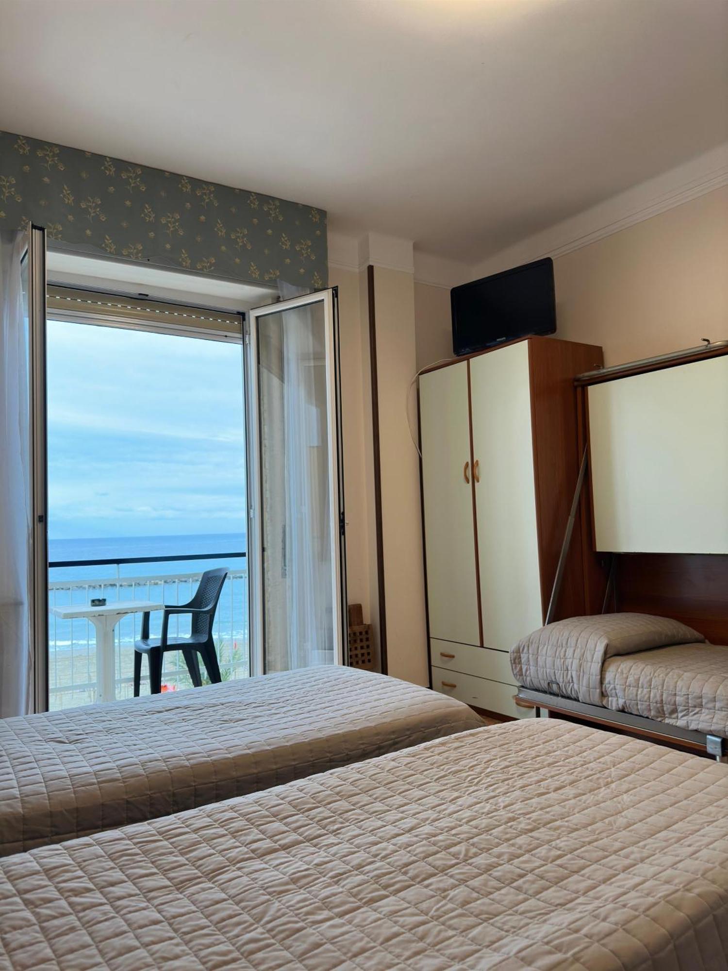 Hotel Svizzera Арма ди Таджия Екстериор снимка